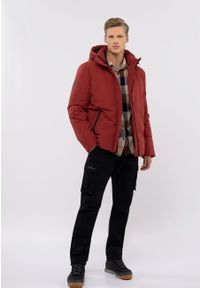 Volcano - Ciepła kurtka J-BRUNO. Okazja: na co dzień. Typ kołnierza: kołnierzyk stójkowy. Kolor: czerwony. Materiał: dzianina, materiał. Wzór: gładki. Sezon: zima. Styl: casual #1