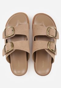 Born2be - Ciemnobeżowe Klapki VICES z Dwoma Paskami i Metalicznymi Klamrami Kaliniassi. Nosek buta: otwarty. Kolor: beżowy. Materiał: skóra, zamsz. Wzór: aplikacja. Sezon: lato. Obcas: na obcasie. Wysokość obcasa: niski #9