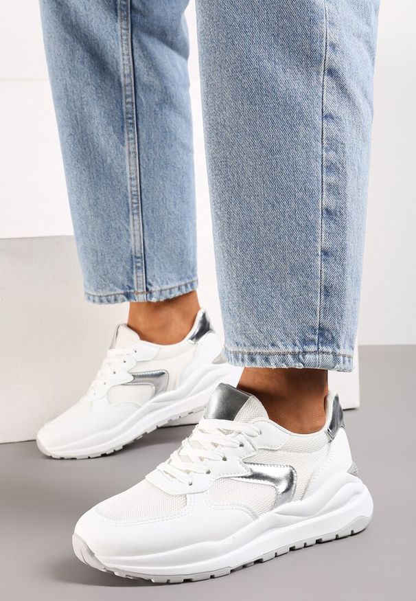 Renee - Biało-Srebrne Sneakersy na Płaskiej Podeszwie ze Sznurowaniem i Materiałowymi Wstawkami Haretta. Kolor: biały. Materiał: materiał. Obcas: na płaskiej podeszwie