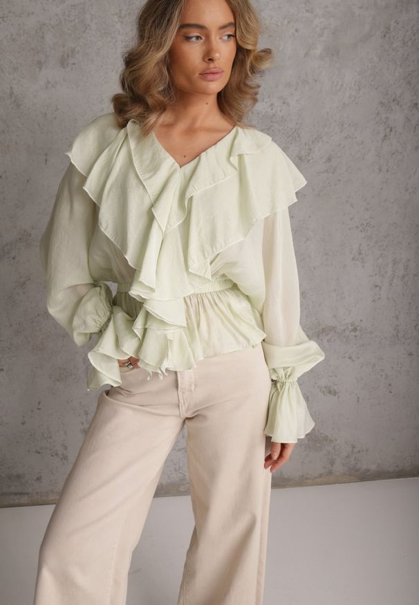 Renee - Zielona Bluzka w Typie Boho Ozdobiona Falbanami Sarlyss. Okazja: na co dzień. Typ kołnierza: dekolt w kształcie V. Kolor: zielony. Materiał: jeans. Długość rękawa: długi rękaw. Długość: długie. Wzór: aplikacja. Styl: boho