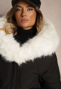 Renee - Czarna Kurtka Pikowana z Kapturem i Odpinanymi Futerkowymi Wstawkami Izafera. Okazja: na co dzień. Typ kołnierza: kaptur. Kolor: czarny. Materiał: jeans. Styl: elegancki, casual #6
