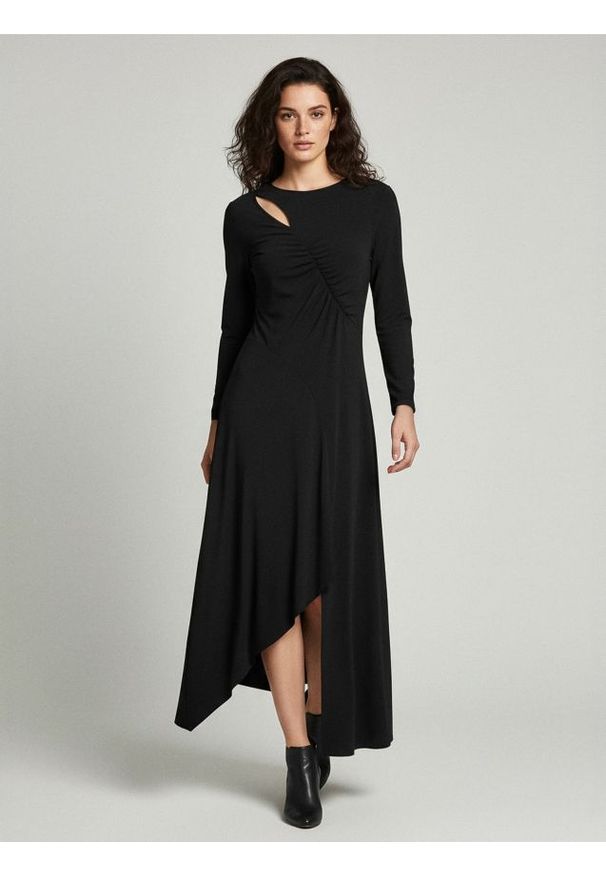 Sinsay - Sukienka midi z asymetrycznym dołem - czarny. Kolor: czarny. Typ sukienki: asymetryczne. Długość: midi