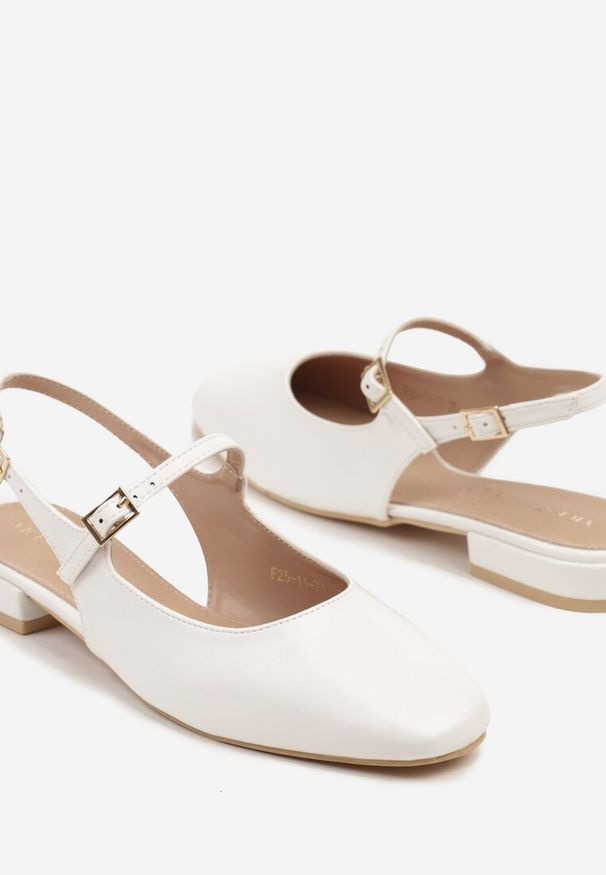 Renee - Białe Sandały Slingback Vices z Wkładką ze Skóry Naturalnej Sovritia. Okazja: na spotkanie biznesowe, do pracy, na co dzień. Zapięcie: pasek. Kolor: biały. Materiał: skóra. Sezon: lato. Obcas: na płaskiej podeszwie. Styl: biznesowy, klasyczny, elegancki, casual