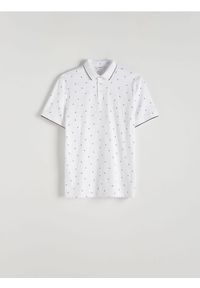 Reserved - Koszulka polo regular z mikroprintem - biały. Typ kołnierza: polo. Kolor: biały. Materiał: dzianina, bawełna