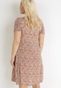 Born2be - Ciemnobeżowa Trapezowa Sukienka Mini w Kwiatowy Wzór Aganis. Kolor: beżowy. Materiał: materiał. Długość rękawa: krótki rękaw. Wzór: kwiaty. Typ sukienki: trapezowe. Długość: mini #3
