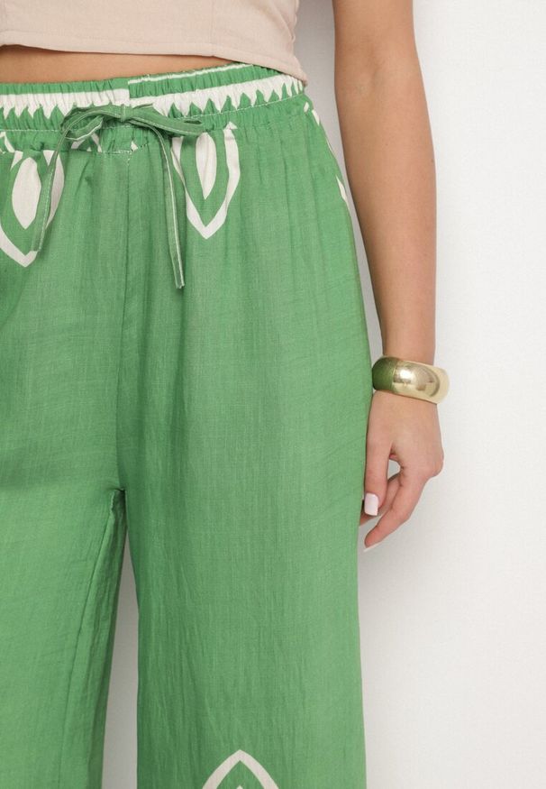 Born2be - Zielone Wiskozowe Spodnie o Szerokim Kroju z Etnicznym Wzorem Mileldi. Okazja: na co dzień. Stan: podwyższony. Kolor: zielony. Materiał: wiskoza. Styl: casual, elegancki