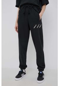 adidas Originals spodnie damskie kolor czarny z nadrukiem. Stan: podwyższony. Kolor: czarny. Materiał: dzianina, materiał, włókno. Wzór: nadruk