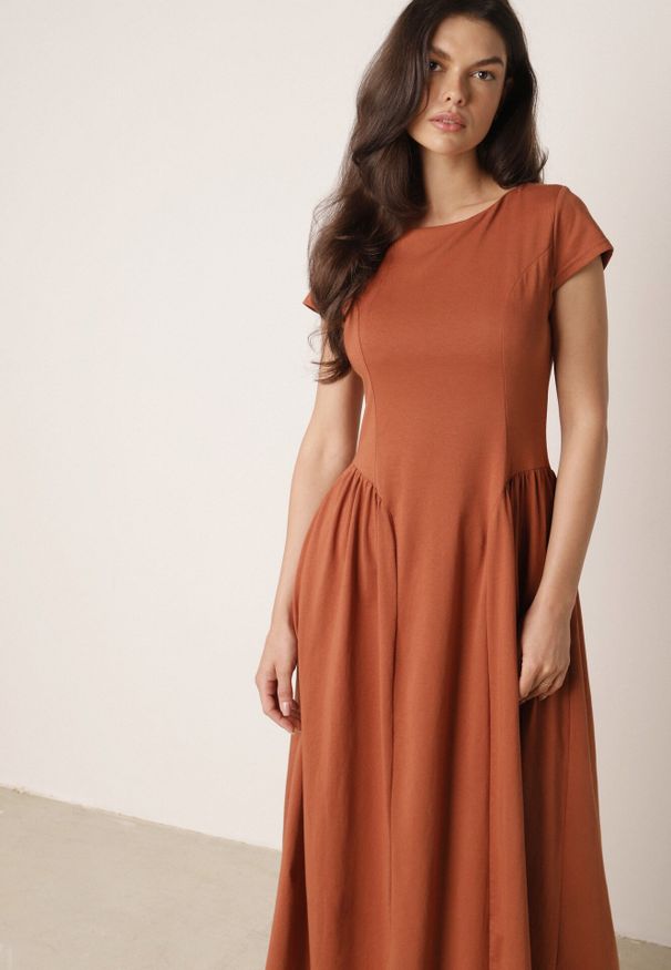 Born2be - Czerwona Wiskozowa Sukienka Taliowana z Przeszyciami Perusa. Okazja: na co dzień. Kolor: czerwony. Materiał: wiskoza. Typ sukienki: proste. Styl: elegancki, casual