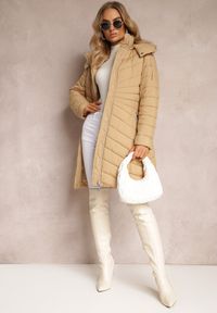 Renee - Beżowa Pikowana Kurtka o Długim Fasonie z Odpinanym Kapturem Dakana. Kolor: beżowy. Długość: długie. Sezon: zima #5