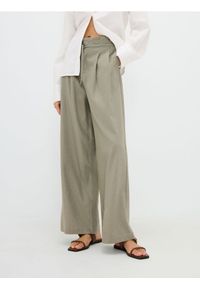 Reserved - Szerokie spodnie z zakładkami i lnem - jasnozielony. Kolor: zielony. Materiał: len