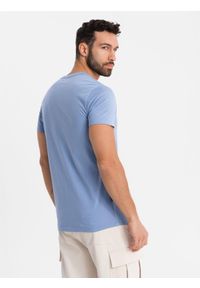 Ombre Clothing - Klasyczna męska bawełniana koszulka z dekoltem w serek BASIC – niebieska V20 - Rozmiar: L. Typ kołnierza: dekolt w serek. Kolor: niebieski. Materiał: bawełna. Styl: klasyczny #8
