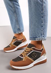 Renee - Brązowe Sneakersy Sznurowane Ozdobione Brokatem na Koturnie Eminalla. Kolor: brązowy. Wzór: aplikacja. Obcas: na koturnie