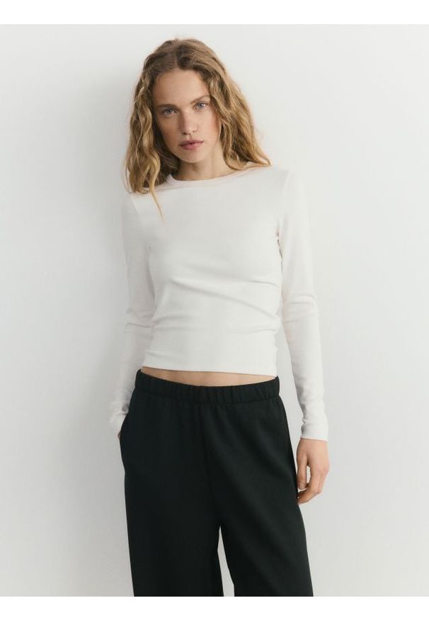 Reserved - Longsleeve z modalem - złamana biel. Materiał: bawełna, dzianina. Długość rękawa: długi rękaw