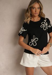 Renee - Czarny T-shirt Zdobiony Aplikacjami w Kształcie Kwiatów Tilasea. Okazja: na co dzień. Kolor: czarny. Materiał: jeans. Wzór: aplikacja, kwiaty. Styl: klasyczny, elegancki, casual #4