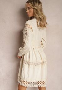 Renee - Beżowa Koronkowa Sukienka z Ozdobnym Dekoltem Sweeney. Kolor: beżowy. Materiał: koronka. Długość rękawa: długi rękaw #4