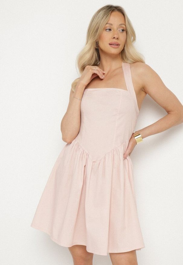 Born2be - Różowa Bawełniana Sukienka Rozkloszowana na Szyję Kolaniela. Okazja: na co dzień. Kolor: różowy. Materiał: bawełna. Sezon: wiosna. Typ sukienki: proste. Styl: casual, elegancki