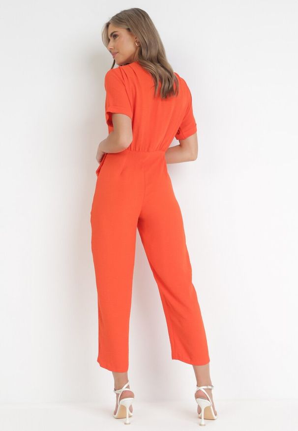 Born2be - Pomarańczowy Kopertowy Kombinezon z Bawełny i Wiskozy Semalia. Kolor: pomarańczowy. Materiał: wiskoza, bawełna. Długość rękawa: krótki rękaw. Długość: krótkie