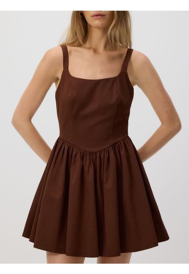 Reserved - Rozkloszowana sukienka mini - brązowy. Kolor: brązowy. Materiał: dzianina. Długość: mini