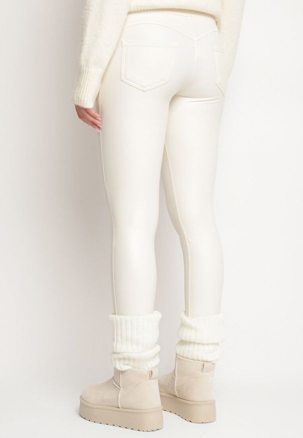 Born2be - Białe Legginsy z Imitacji Skóry i Kieszeni z Wysokim Stanem Olabria. Okazja: na co dzień. Stan: podwyższony. Kolor: biały. Materiał: skóra. Styl: casual, elegancki