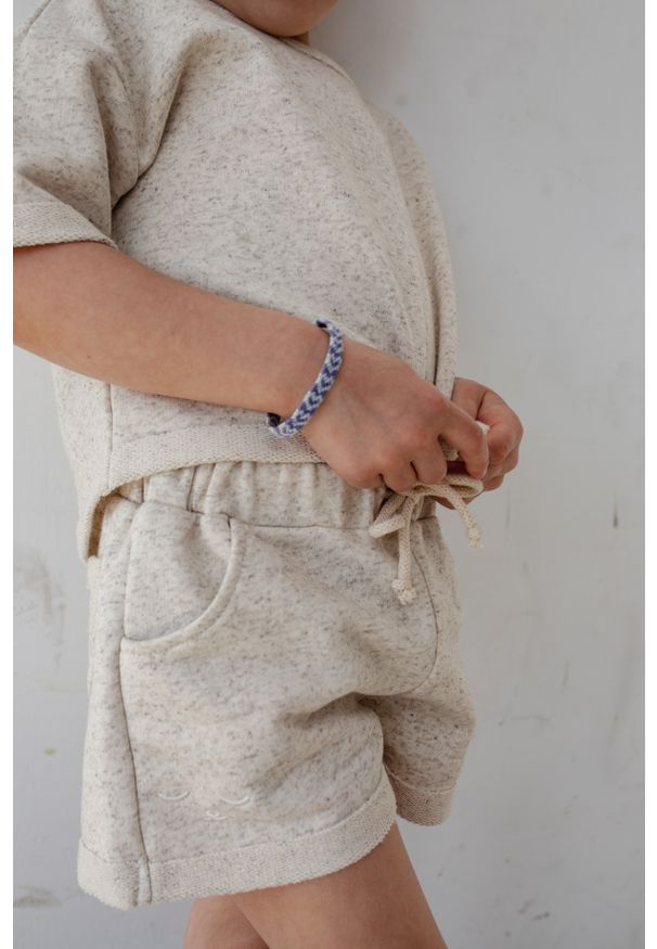 Marsala - MINI spodenki z dzianiny dresowej w kolorze BEIGE z dodatkiem konopii - BUNCHES KONOPIA-116-122 (6-7). Kolor: beżowy. Materiał: dresówka, dzianina. Wzór: haft, gładki