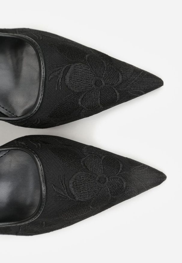 Renee - Czarne Sandały na Szpilce Ozdobione Haftem Chelmeda. Okazja: na co dzień. Zapięcie: sprzączka. Kolor: czarny. Wzór: haft, aplikacja. Obcas: na szpilce. Styl: casual, klasyczny, elegancki