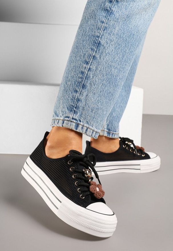 Born2be - Czarne Ażurowe Trampki na Grubej Podeszwie z Ozdobami 3D Onivetta. Okazja: na co dzień. Kolor: czarny. Materiał: jeans. Wzór: aplikacja, ażurowy. Styl: klasyczny, casual