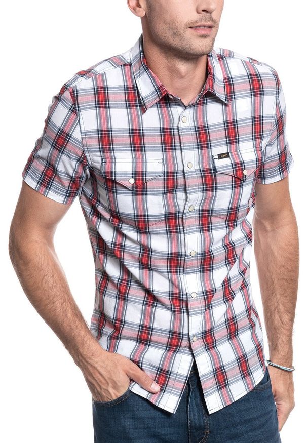 Lee - LEE LEE WESTERN SS SHIRT BRIGHT RED L641IDEF 112115324. Okazja: na co dzień, na randkę, na spotkanie biznesowe. Typ kołnierza: kaptur. Materiał: jeans, materiał, bawełna. Długość rękawa: krótki rękaw. Długość: krótkie. Sezon: lato. Styl: biznesowy, casual