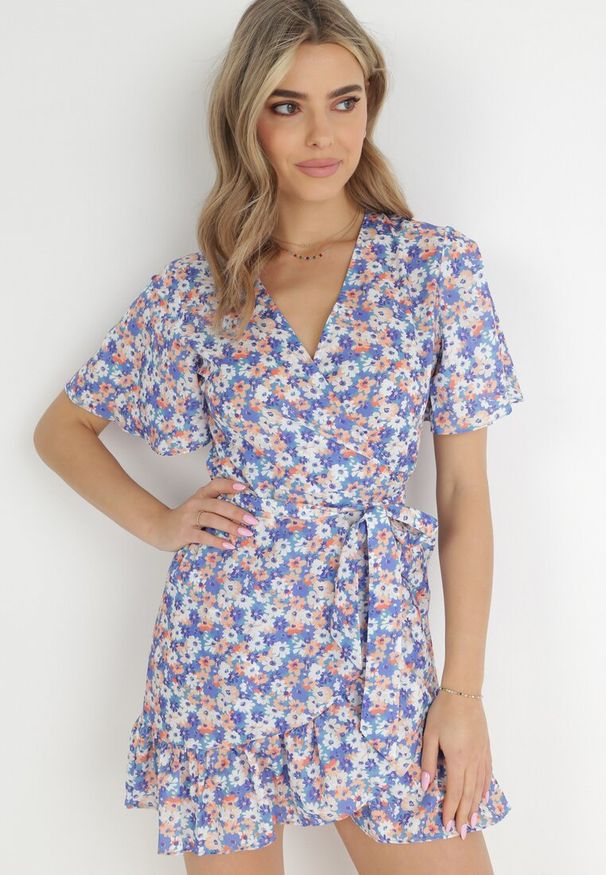 Born2be - Niebieska Sukienka Naririssa. Kolor: niebieski. Materiał: wiskoza, materiał. Wzór: nadruk, kwiaty. Typ sukienki: kopertowe. Styl: retro. Długość: mini