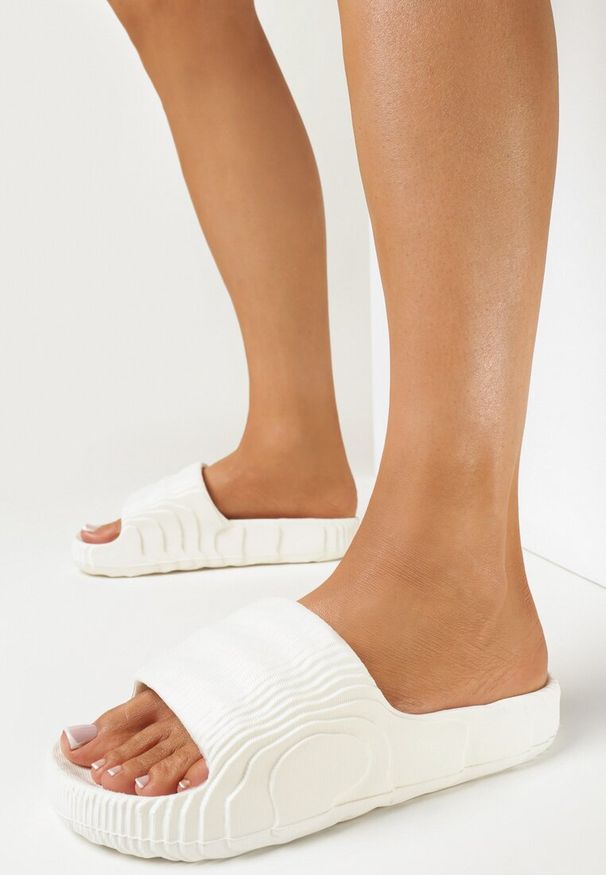 Born2be - Białe Piankowe Klapki na Grubej Podeszwie Aplia. Okazja: na co dzień. Kolor: biały. Styl: casual, wakacyjny