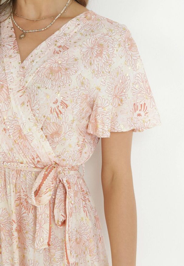 Born2be - Jasnobeżowa Sukienka Kopertowa z Wiskozy z Gumką w Talii i Metalicznym Wzorem Hollisa. Kolor: beżowy. Materiał: wiskoza. Typ sukienki: kopertowe