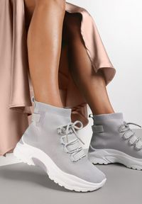 Renee - Szare Sneakersy Eloela. Wysokość cholewki: przed kolano. Nosek buta: okrągły. Zapięcie: bez zapięcia. Kolor: szary. Materiał: materiał. Szerokość cholewki: normalna #1
