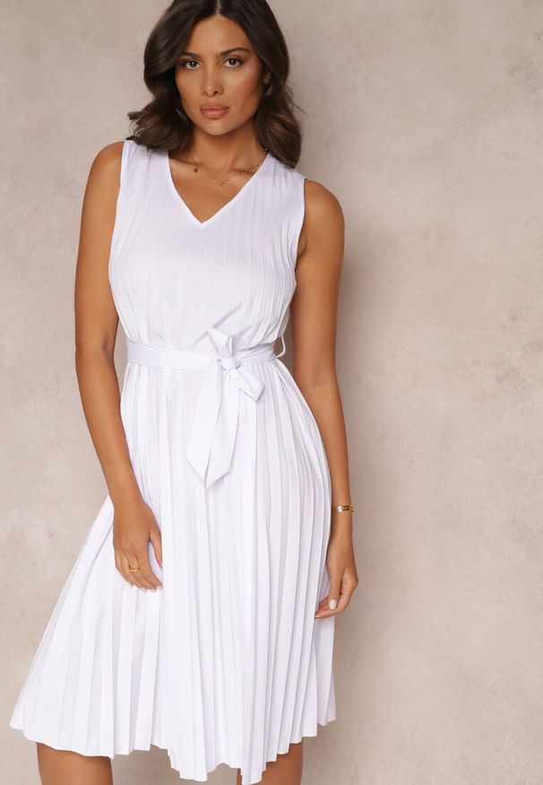 Renee - Biała Sukienka Midi z Plisowanej Tkaniny z Materiałowym Paskiem Eudoxia. Okazja: na randkę, na ślub cywilny, na wesele, na komunię. Kolor: biały. Materiał: tkanina, materiał. Długość rękawa: bez rękawów. Styl: elegancki. Długość: midi