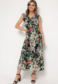 Born2be - Czarno-Zielona Sukienka z Kopertowym Dekoltem w Kwiaty z Gumką w Pasie Fionessa. Okazja: na co dzień. Typ kołnierza: dekolt kopertowy. Kolor: czarny. Wzór: kwiaty. Typ sukienki: kopertowe. Styl: elegancki, casual, klasyczny #1
