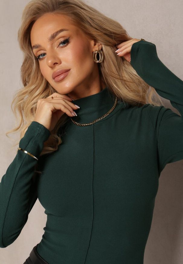 Renee - Ciemnozielony Sweter Golf z Ozdobnym Przeszyciem Dayshawn. Okazja: na co dzień. Typ kołnierza: golf. Kolor: zielony. Długość: długie. Wzór: aplikacja. Materiał: jeans. Długość rękawa: długi rękaw. Sezon: zima. Styl: elegancki, casual