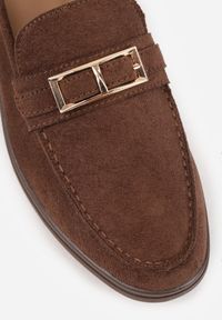 Renee - Brązowe Mokasyny Ozdobione Metaliczną Klamrą Murielori. Nosek buta: okrągły. Zapięcie: klamry. Kolor: brązowy. Materiał: zamsz, skóra. Wzór: aplikacja. Obcas: na obcasie. Wysokość obcasa: niski #6