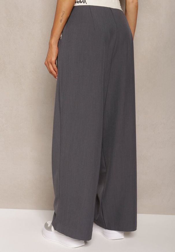 Renee - Szare Spodnie Palazzo High Waist z Szerokimi Nogawkami z Zapięciem na Guziki i Zamek Lomedia. Okazja: na spotkanie biznesowe. Stan: podwyższony. Kolekcja: plus size. Kolor: szary. Wzór: aplikacja. Styl: elegancki, klasyczny, sportowy, biznesowy