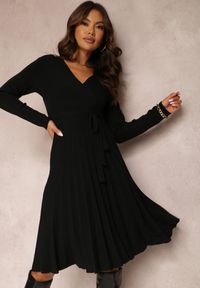 Renee - Czarna Sukienka Dzianinowa z Wiązaniem i Plisowanym Dołem Phelleira. Kolor: czarny. Materiał: dzianina. Długość rękawa: długi rękaw. Typ sukienki: kopertowe, plisowane. Długość: mini #1