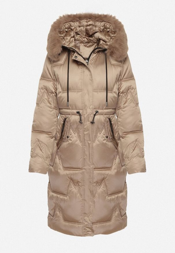 Born2be - Ciemnobeżowa Pikowana Kurtka o Długim Kroju ze Ściągaczem w Talii i Kapturem Galita. Okazja: na co dzień. Kolor: beżowy. Materiał: dzianina, jeans, futro, poliester. Długość: długie. Styl: casual, elegancki