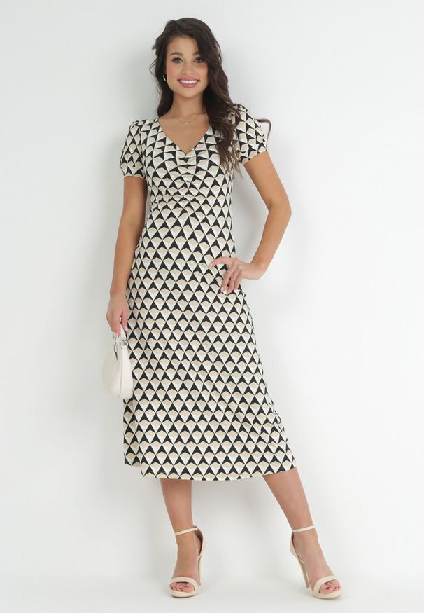 Born2be - Beżowa Sukienka Taliowana z Marszczeniem w Geometryczny Wzór Garnette. Kolor: beżowy. Wzór: geometria. Styl: elegancki