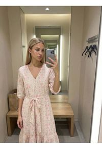 Sinsay - Sukienka midi w kwiaty z wiązaniem - wielobarwny. Wzór: kwiaty. Długość: midi #1