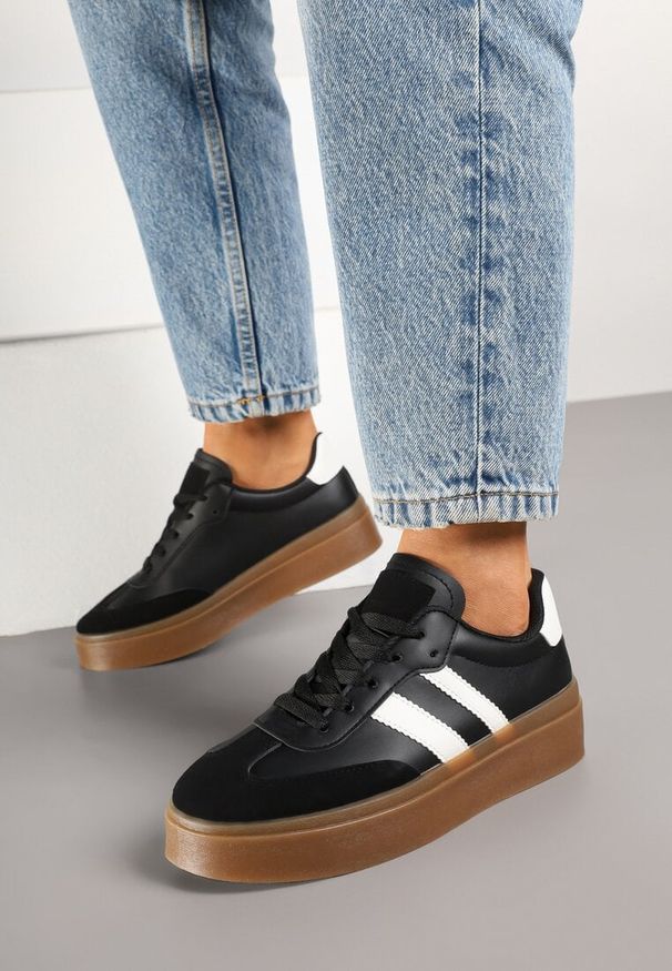 Renee - Czarne Sneakersy Tenisówki Ozdobione Paskami Sovresia. Okazja: na co dzień. Zapięcie: pasek. Kolor: czarny. Wzór: aplikacja