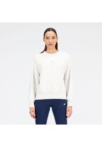 Bluza damska New Balance WT31500SST – biała. Kolor: biały. Materiał: dresówka, prążkowany, bawełna, materiał. Wzór: haft