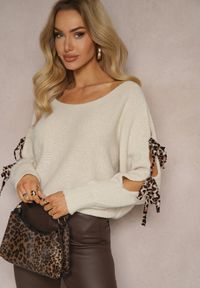 Renee - Beżowy Nietoperzowy Sweter z Moherem Ozdobiony Wiązaniami w Panterkowy Print Semitha. Okazja: na co dzień. Kolor: beżowy. Materiał: moher. Długość rękawa: długi rękaw. Długość: długie. Wzór: aplikacja, nadruk. Styl: casual, elegancki
