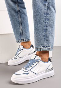 Renee - Biało-Niebieskie Sneakersy na Platformie Ozdobione Brokatem i Metaliczną Wstawką Mexia. Kolor: biały. Wzór: aplikacja. Obcas: na platformie #3