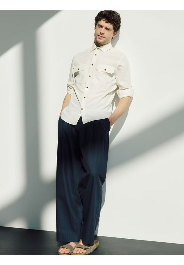 Reserved - Koszula regular fit z lyocellem - beżowy. Kolor: beżowy. Materiał: bawełna