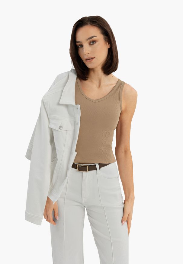 Volcano - Prążkowany top basic T-IDA. Typ kołnierza: dekolt w serek. Kolor: beżowy. Materiał: prążkowany. Długość rękawa: na ramiączkach. Wzór: jednolity. Sezon: zima, lato. Styl: klasyczny