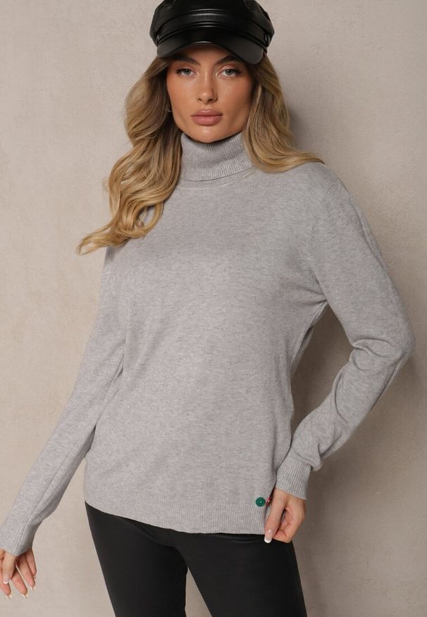 Renee - Szary Golf z Wiskozą i Bawełną Ozdobiony Guzikami Tirilisa. Okazja: na spotkanie biznesowe, do pracy, na co dzień. Typ kołnierza: golf. Kolor: szary. Materiał: bawełna, wiskoza. Wzór: aplikacja. Styl: biznesowy, elegancki, casual