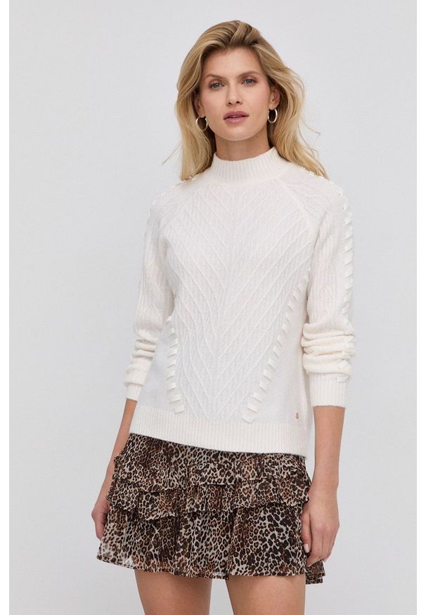 Guess Sweter damski kolor kremowy z półgolfem. Okazja: na co dzień. Kolor: beżowy. Materiał: dzianina. Długość rękawa: raglanowy rękaw. Styl: casual