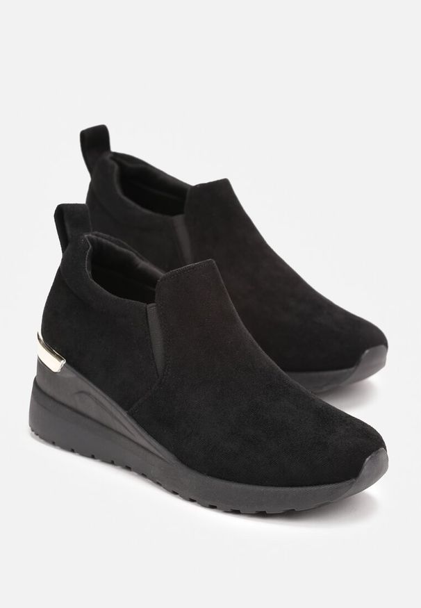 Born2be - Czarne Wsuwane Sneakersy na Koturnie z Metaliczną Wstawką Kulis. Nosek buta: okrągły. Zapięcie: bez zapięcia. Kolor: czarny. Materiał: jeans, materiał. Obcas: na koturnie. Wysokość obcasa: średni