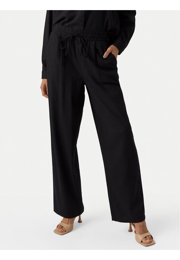 Vero Moda Spodnie materiałowe Jesmilo 10287363 Czarny Regular Fit. Kolor: czarny. Materiał: wiskoza, len